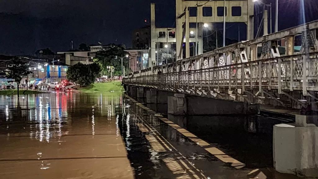 Acre River shows signs of retreat at night, but remains above the overflow level