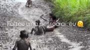Children have fun slipping in the mud in a village in Acre and the video enchants; watch