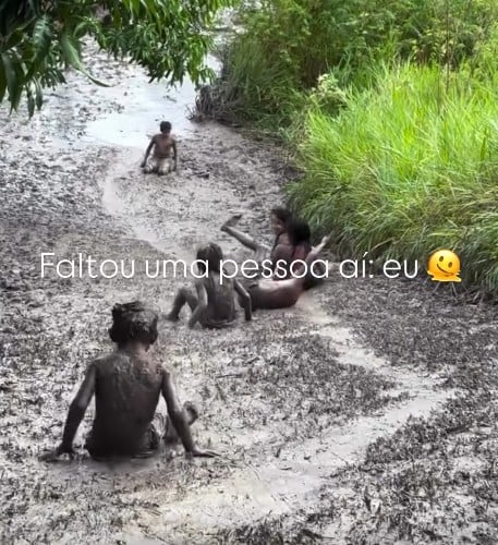 Children have fun slipping in the mud in a village in Acre and the video enchants; watch