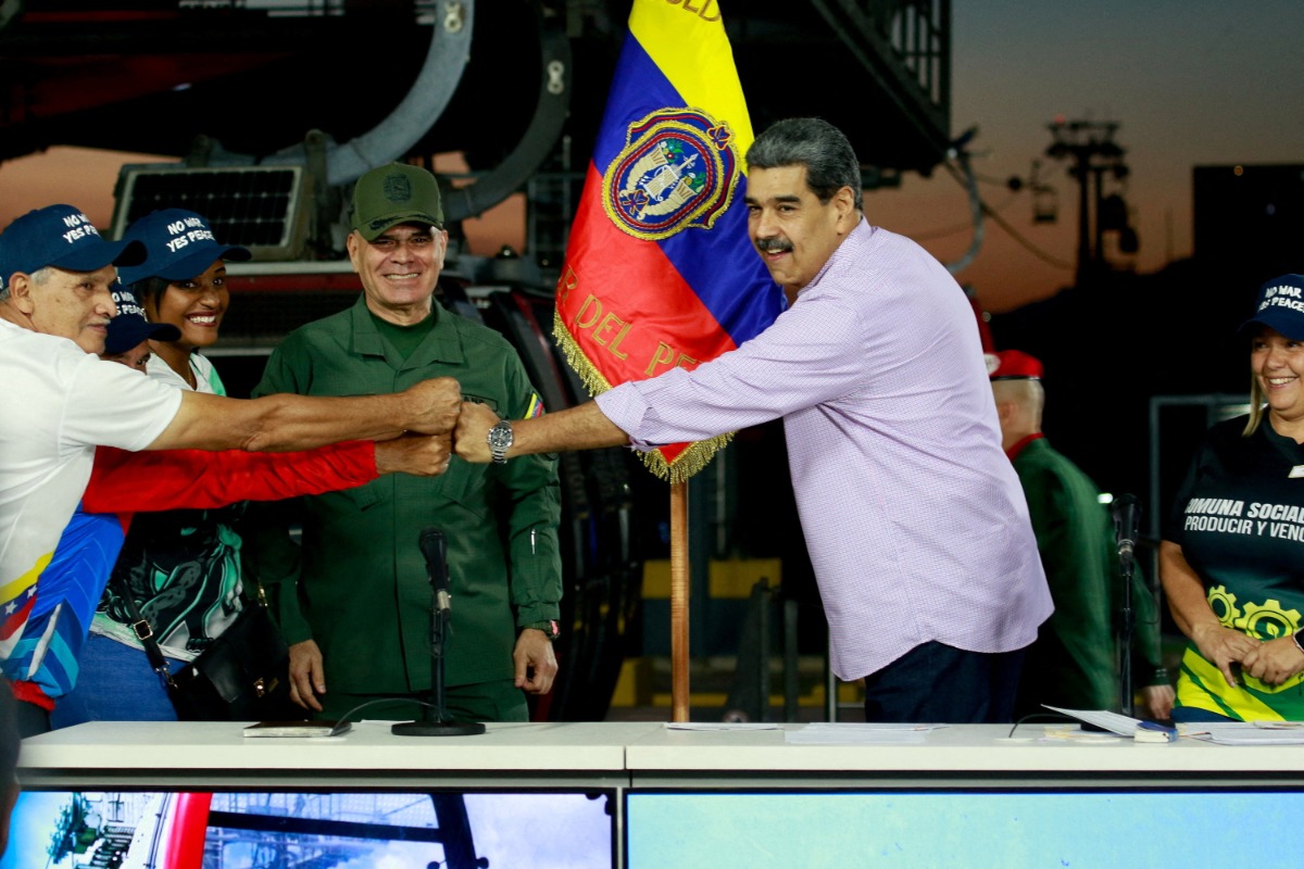 Σε τεντωμένο σχοινί ΗΠΑ – Βενεζουέλα: Το άνοιγμα Μαδούρο και η «σιωπή» για το πρώτο πλήγμα