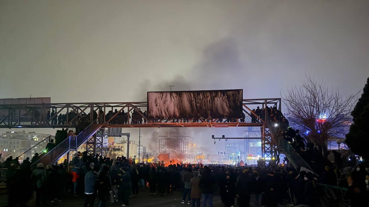 Trump announces a 25% tariff on any country that "does business" with Iran