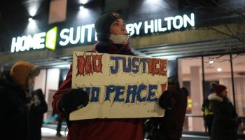 Μινεάπολη: Αυξάνεται η πίεση για αποχώρηση της ICE – Μισό βήμα πίσω από Τραμπ