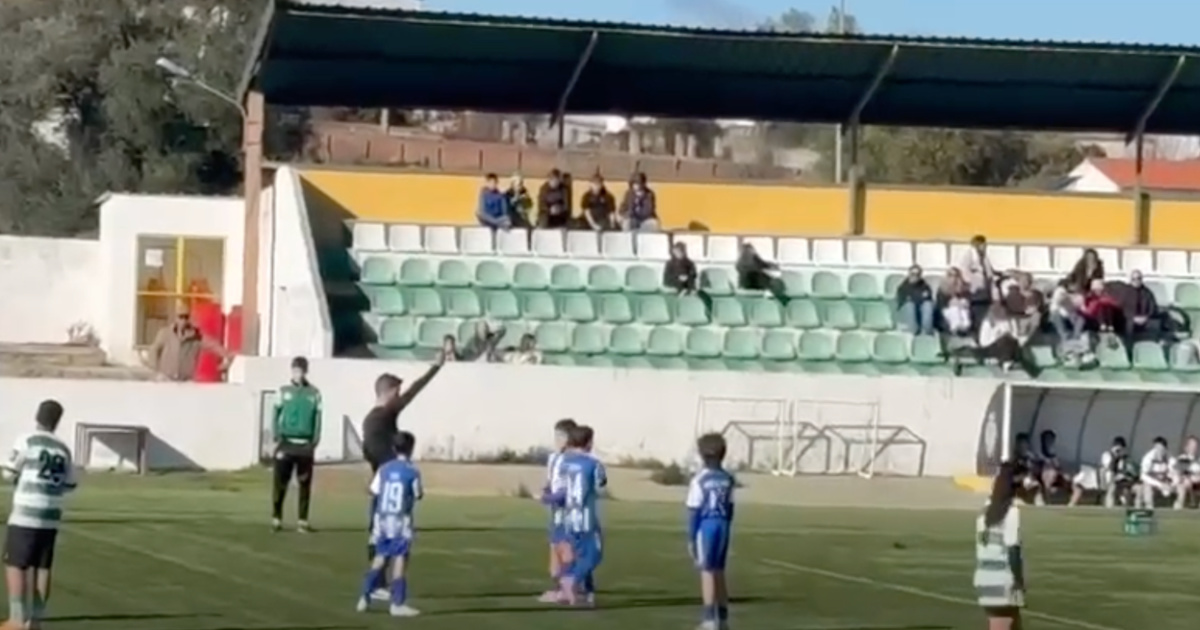 11-year-old boy admits he scored a goal with his arm and is applauded by everyone