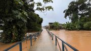 Igarapé overflows, leaves walkway submerged and affects homes in Rio Branco neighborhood