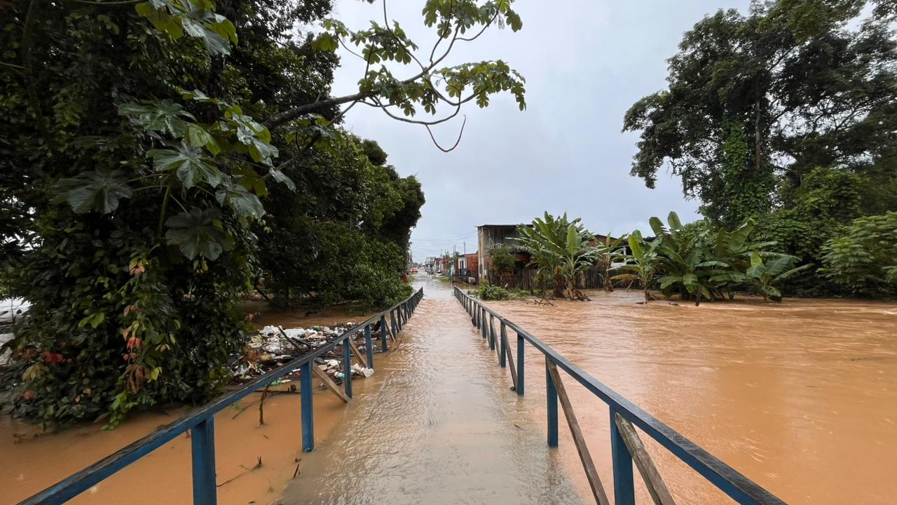 Igarapé overflows, leaves walkway submerged and affects homes in Rio Branco neighborhood