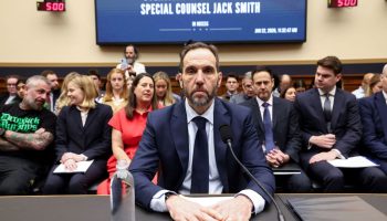 Τζακ Σμιθ κατά Τραμπ: «Προσπάθησε παράνομα να ανατρέψει το αποτέλεσμα του 2020»