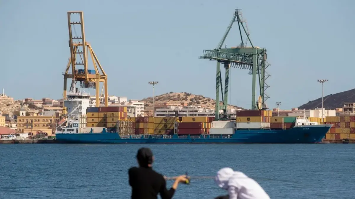They discover what the Russian cargo ship sunk on the landing in Spain was carrying: it was headed to North Korea