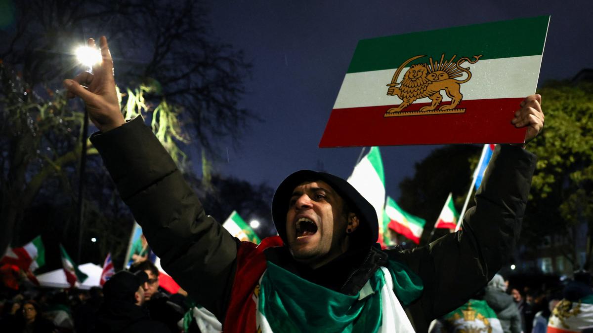 Trump plucks the daisy for a possible intervention in Iran, while the streets in Tehran burn, with hundreds of victims