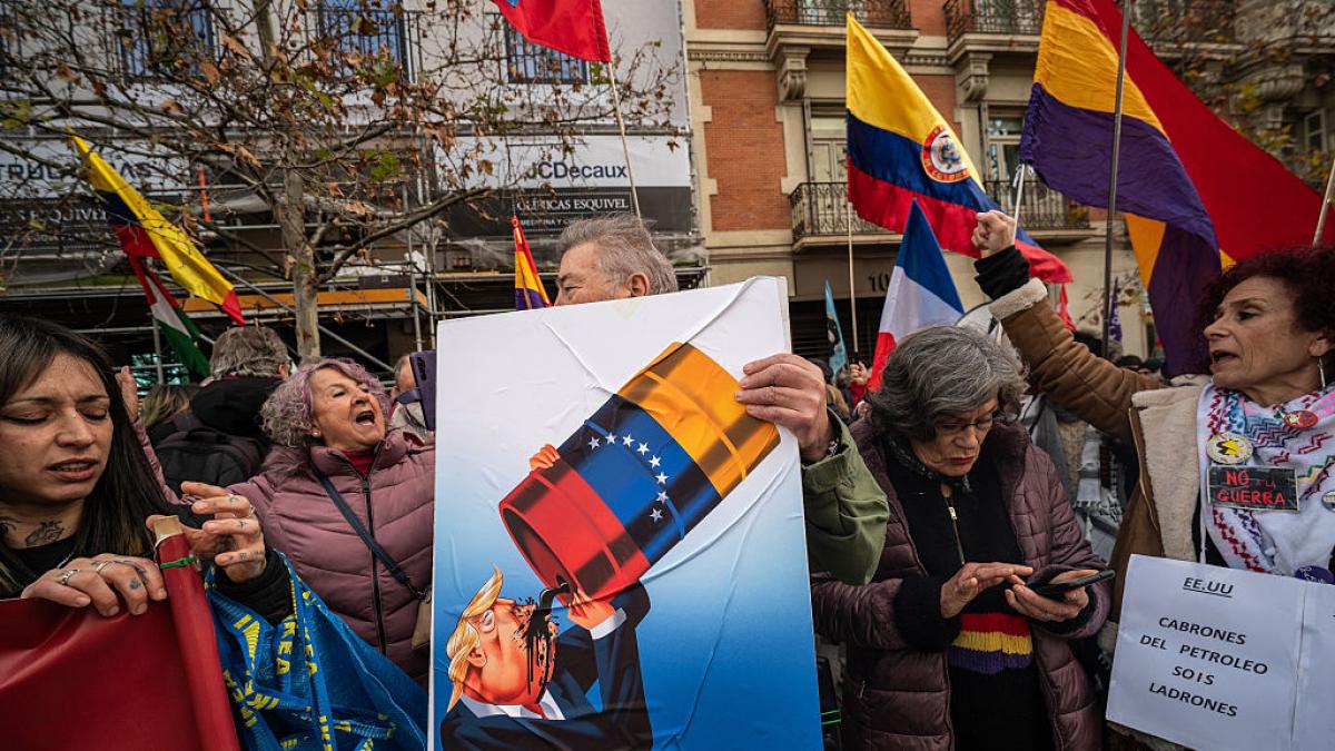 Trump announces that Venezuela will deliver between 30 to 50 million barrels of oil to the US: they are worth 2 billion