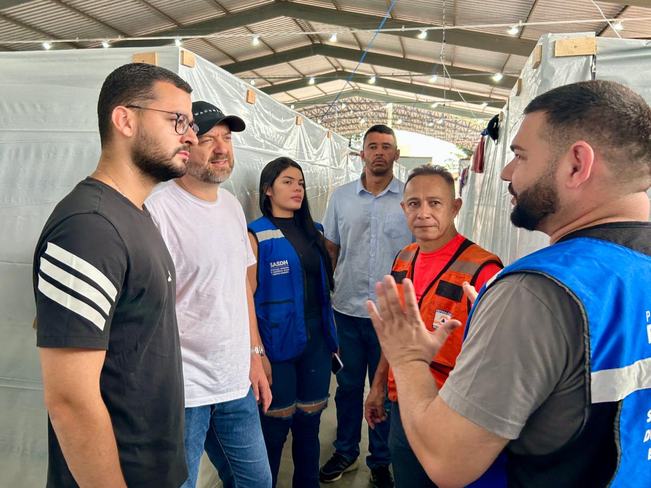Councilor Matheus Paiva inspects shelters for families affected by the Acre River floods