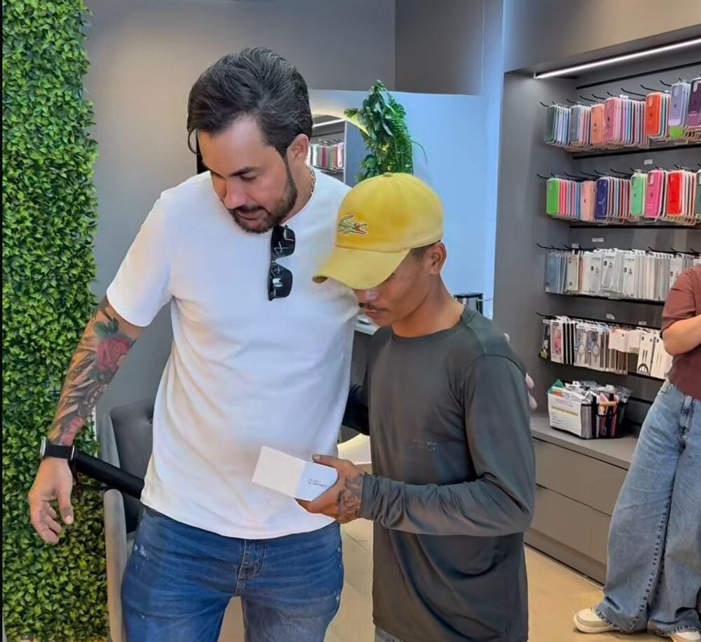 Video shows solidarity after robbed delivery man receives new cell phone donated by businessman