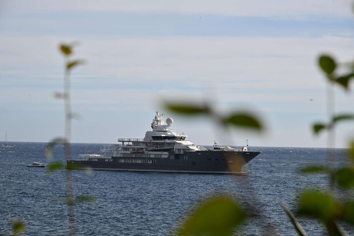 Iate de luxo perto do Funchal, Madeira.