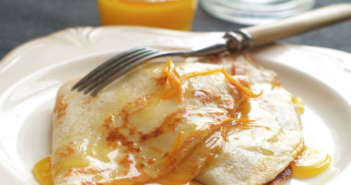 Forget about milk or carbonated water. Makłowicz adds this to the pancakes