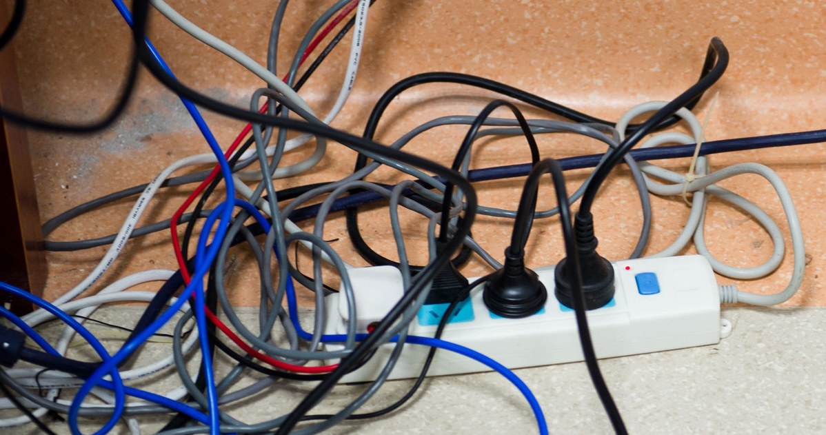 Tangled cables make the room seem less tidy /123RF/PICSEL