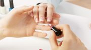 This is the perfect manicure for Valentine's Day. Charming and elegant