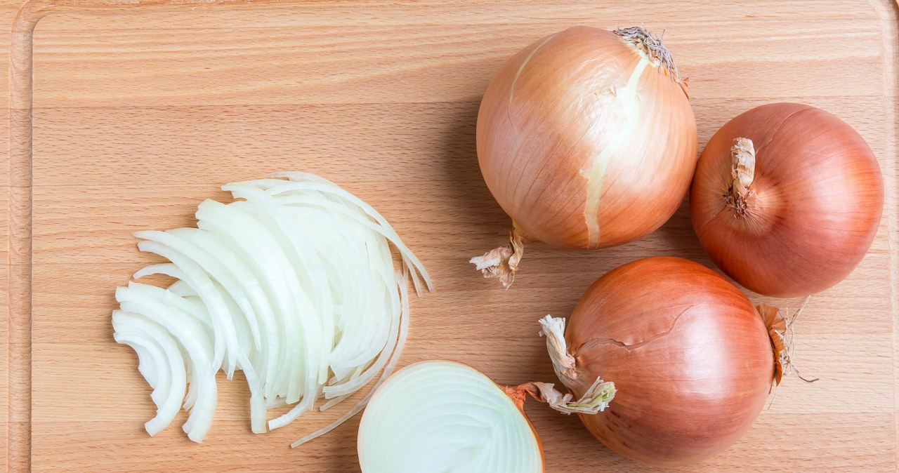 Simmer the chopped onion over low heat, do not fry it. Thanks to this, you will get the amazing taste of onion soup /123RF/PICSEL /123RF/PICSEL