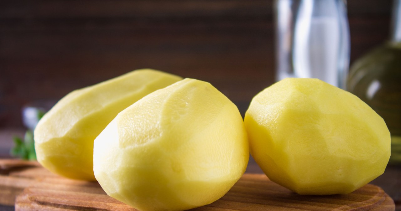 After peeling, it is a good idea to put the potatoes in water
