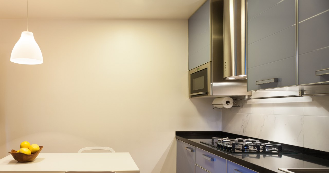 Hanging cabinets in the kitchen are increasingly being abandoned
