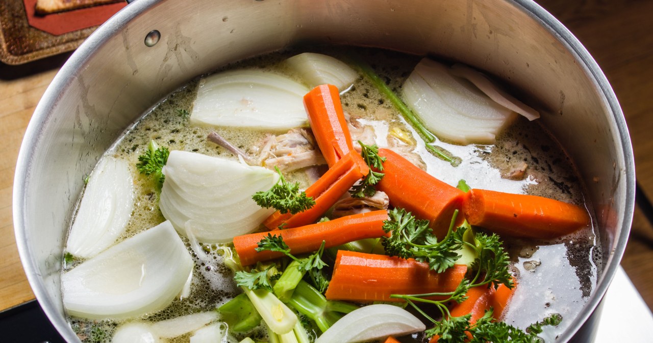 The broth will be clear and tasty when we use cold water to pour over the meat /123RF/PICSEL