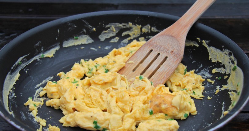 Fry the eggs first, then combine them with the tomatoes /123RF/PICSEL