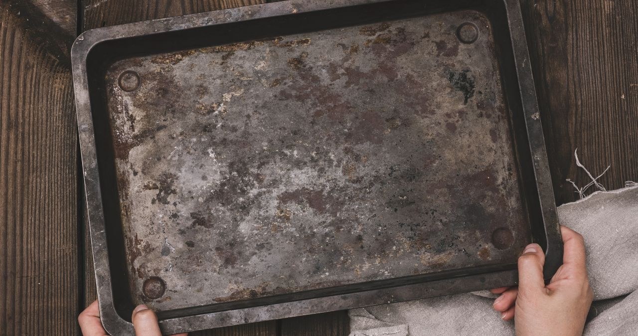 A potato sprinkled with salt will help us clean dirt on a baking tray /adobestock /INTERIA.PL