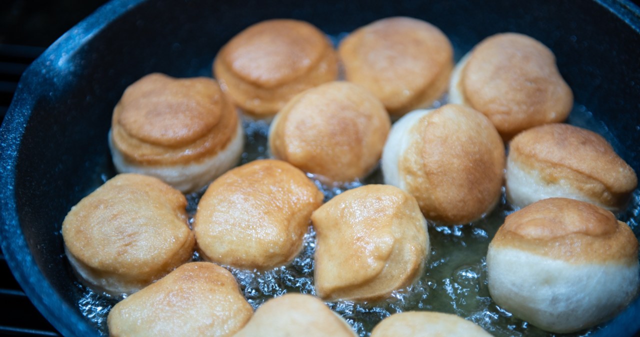 Deep frying is one of the reasons why donuts are very high in calories. /123RF/PICSEL