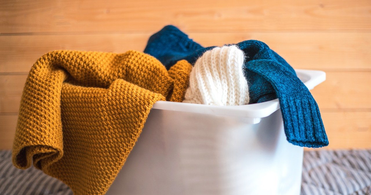 Woolen sweaters often shrink when washed. It is worth washing them according to the information on the tags. /123RF/PICSEL