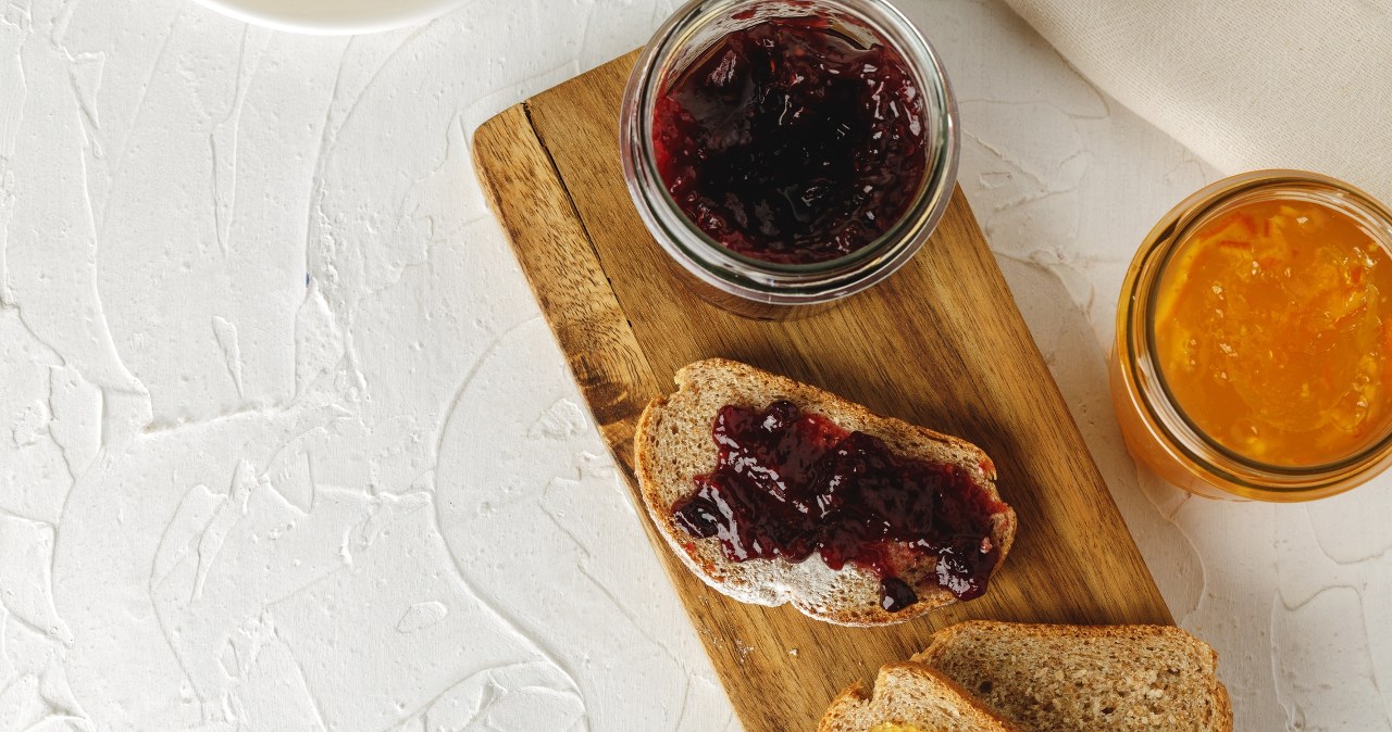 Bread with cinnamon goes perfectly with various jams, peanut butter and chocolate cream.