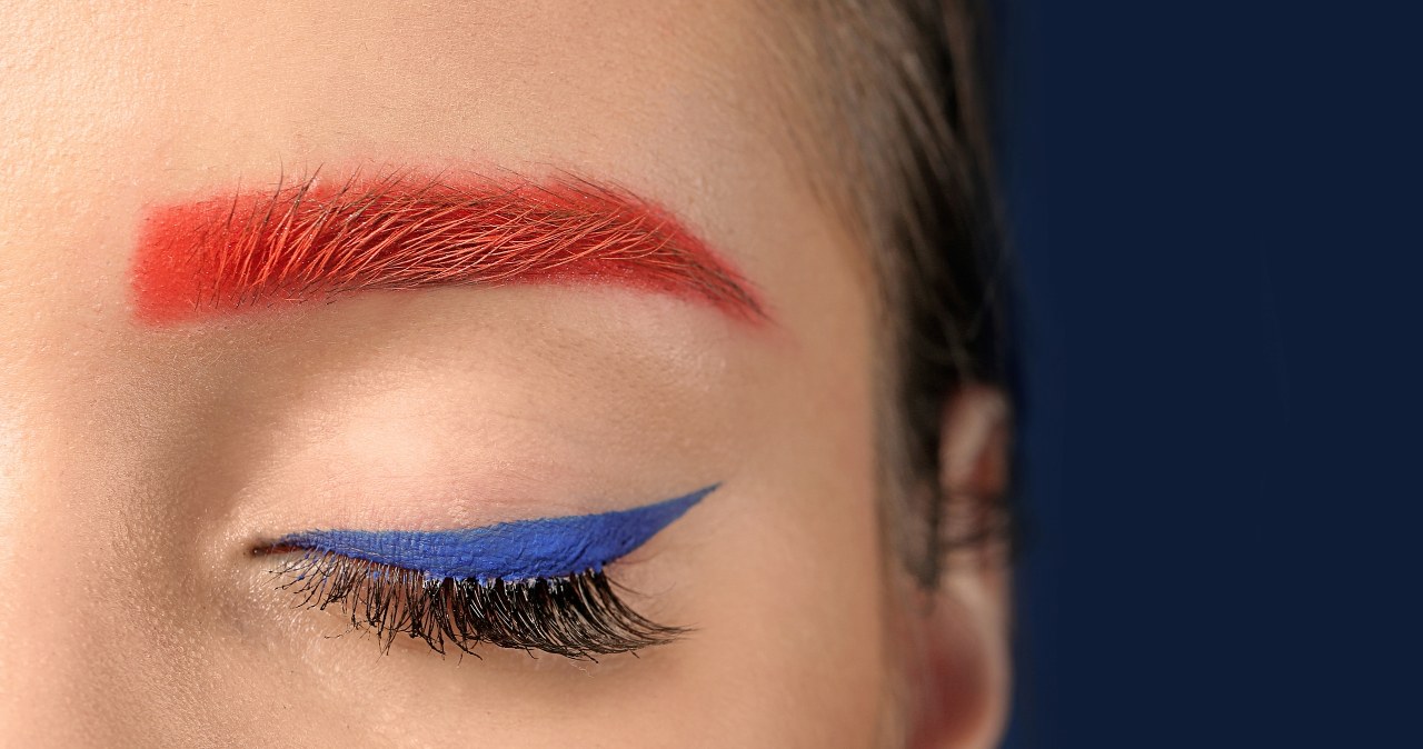 The colorful line on the eyelid refers to the Y2K aesthetic, which has recently become popular again /Pixel