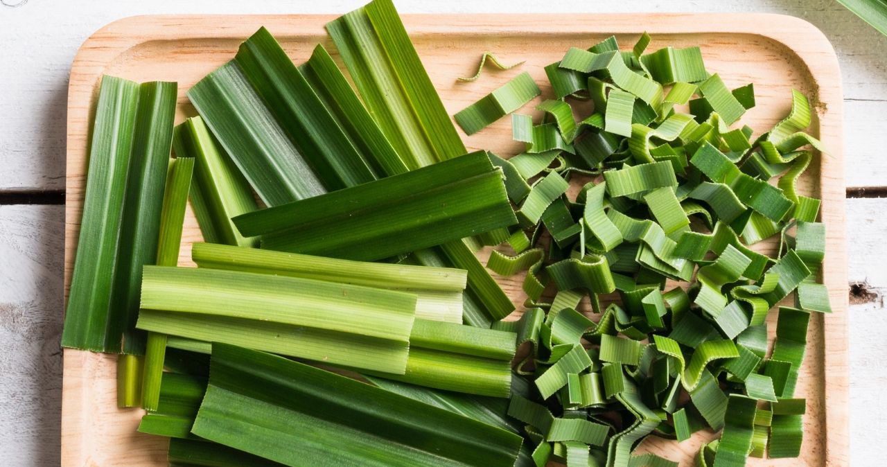 Pandan has long and narrow leaves that can be cut with a knife or cut into smaller pieces with scissors /teen00000 /Canva Pro