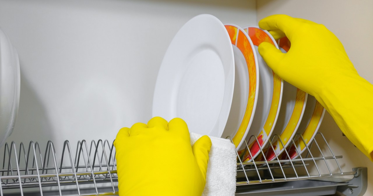 If a dish drying rack is to fulfill its purpose, it must be clean itself. It is worth knowing how to remove dirt, scale and rust from it. /Pixel