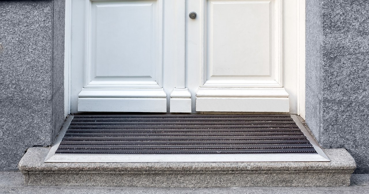 Sprinkling salt on the threshold of the house is to create a symbolic barrier that will not "let" bad luck into the house /Pixel