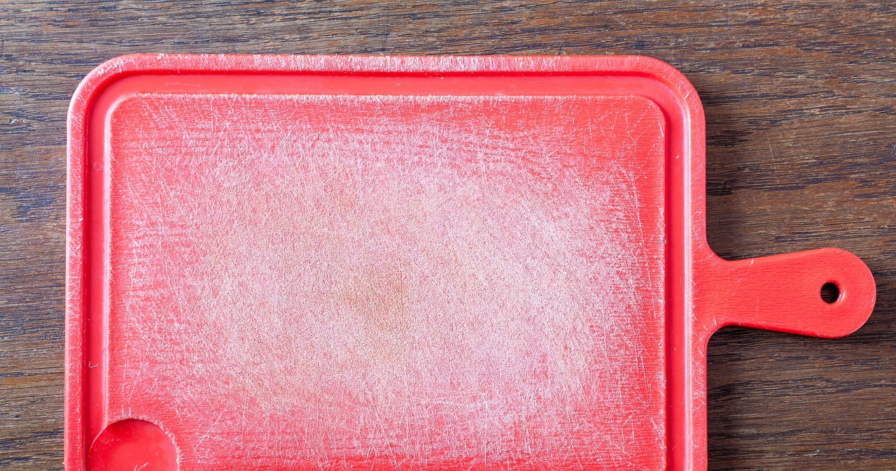 Scratches and cuts quickly appear on plastic boards, which are an ideal habitat for bacteria, moisture and food remains.