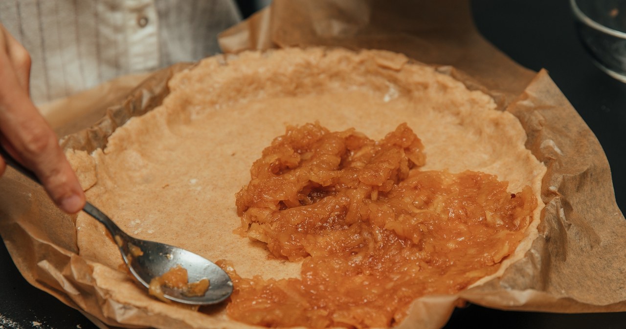 Place the apples on the shortcrust pastry, bake it all and enjoy an incredibly tasty apple pie /Pixel