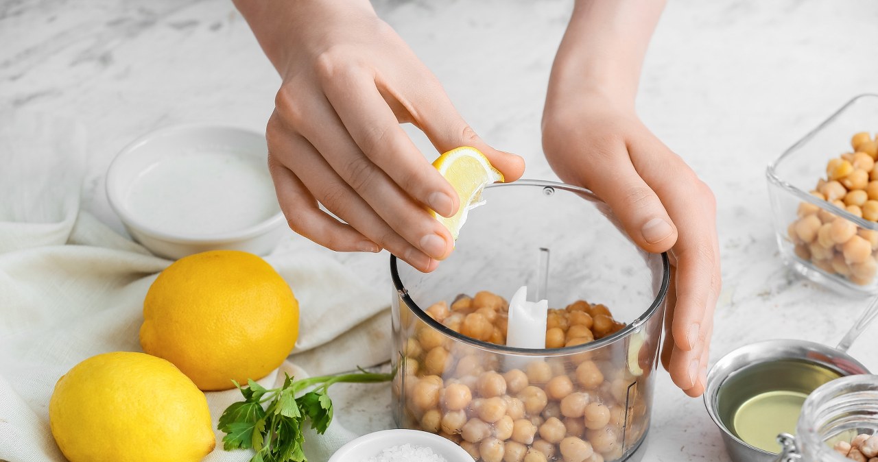 Put the chickpeas and dried tomatoes into the blender. Just blend everything to obtain a tasty and filling spread for sandwiches