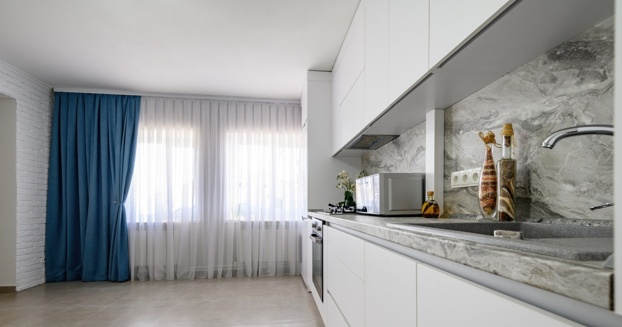 In large kitchens connected to the dining room, floor-length curtains look impressive /Pixel