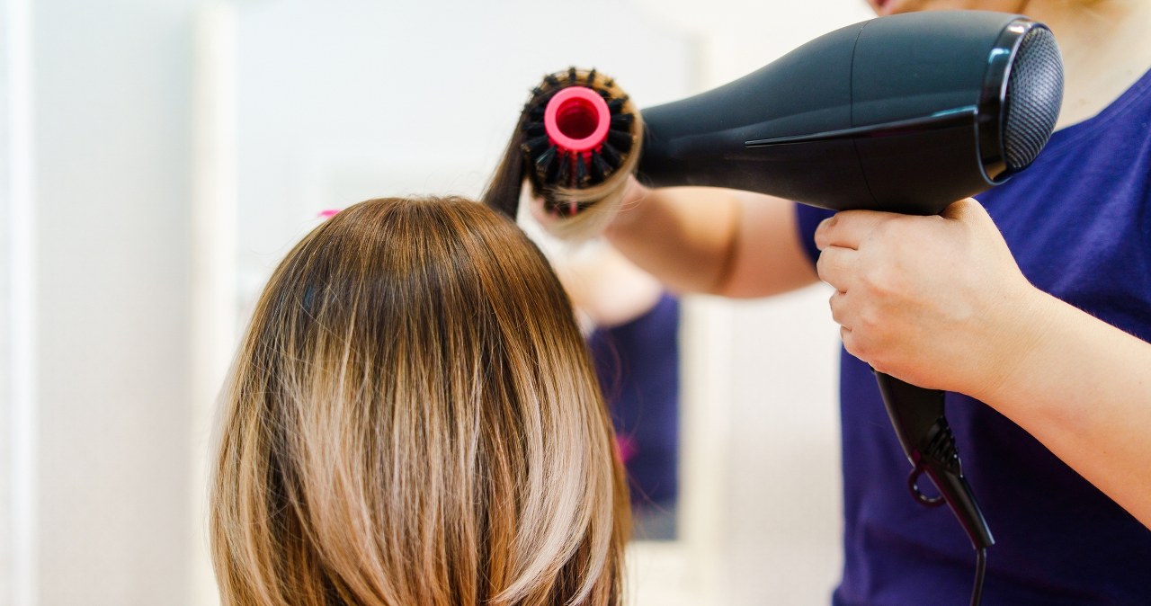 Bubble bob hairstyle should be styled by drying it with a round brush, curling the ends inwards /Pixel