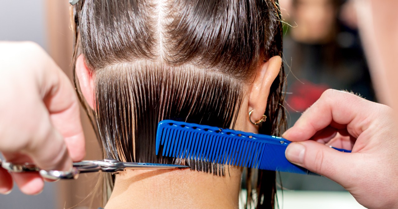 Fashionable hairstyle for women over forty. It does not require styling and shapes the face