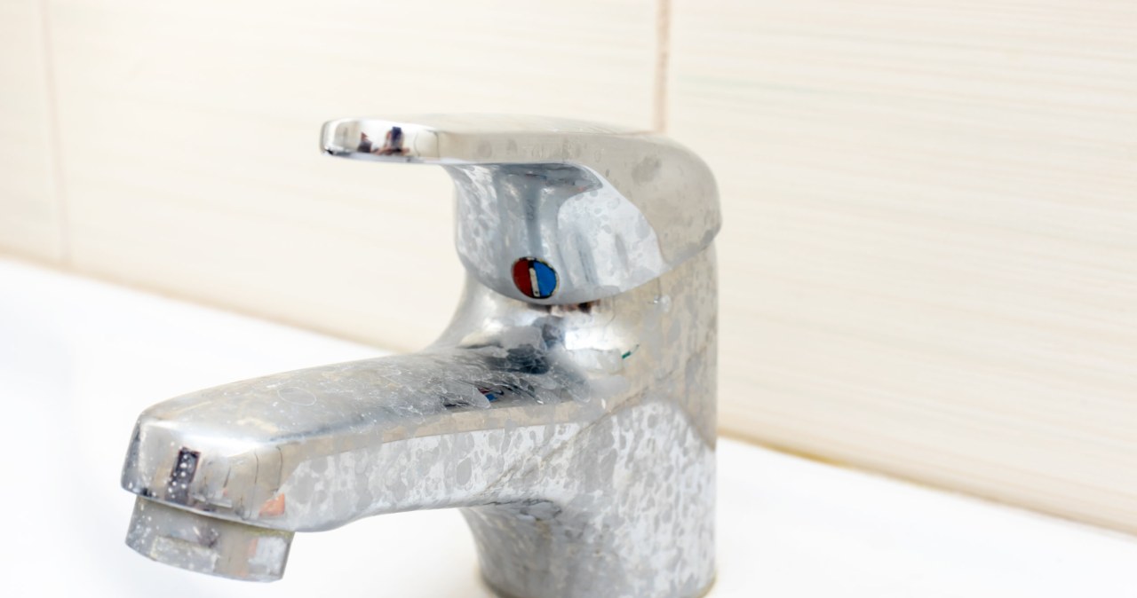 I take it from the kitchen and rub it on the tap. The stone disappears in just a moment