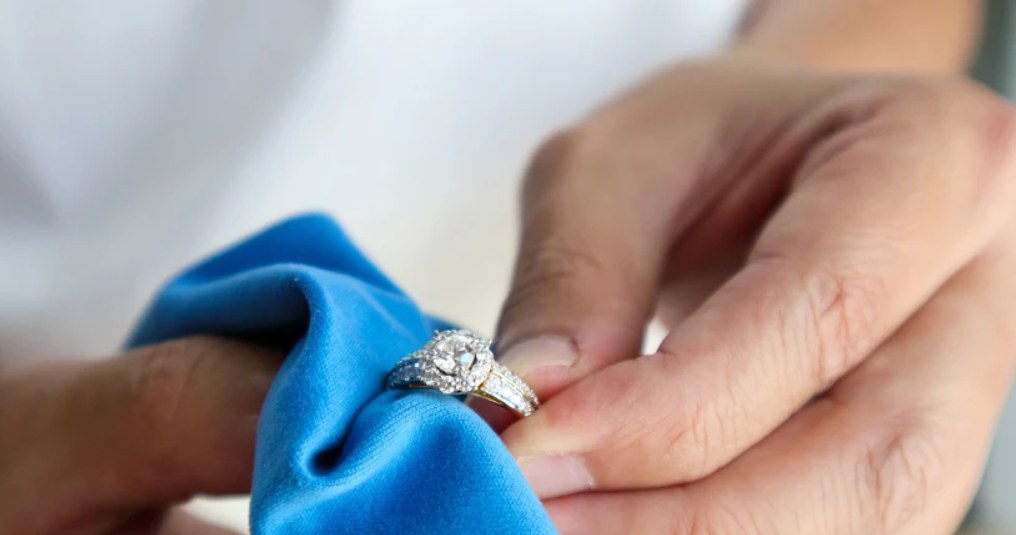 A simple trick to clean silver. He deserves a gold medal