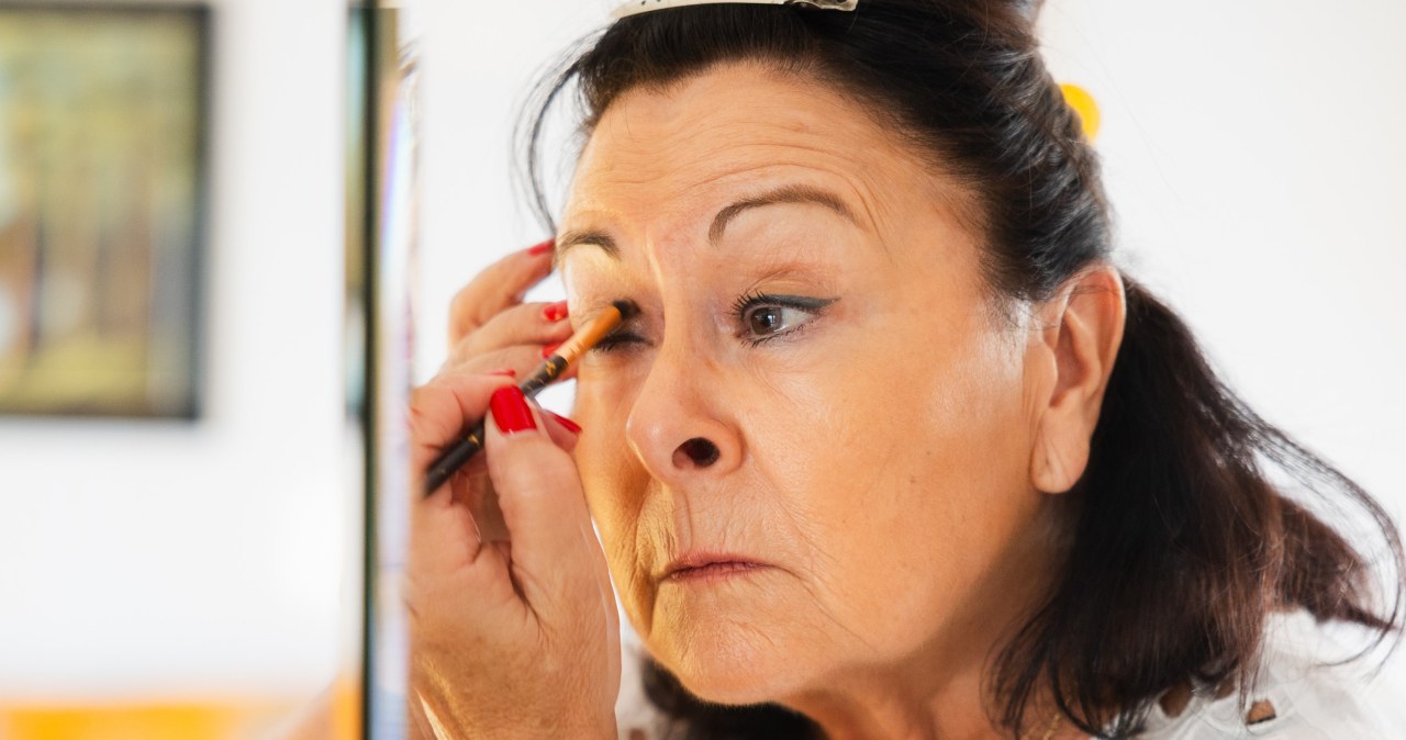 Forget about black pencil and eyeliner. It rejuvenates the eyes and adds freshness