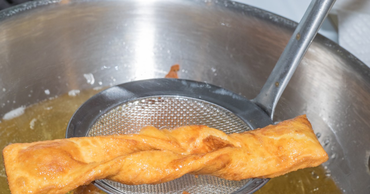 This is the best fat for frying faworki. Sunflower oil has no uphill climb