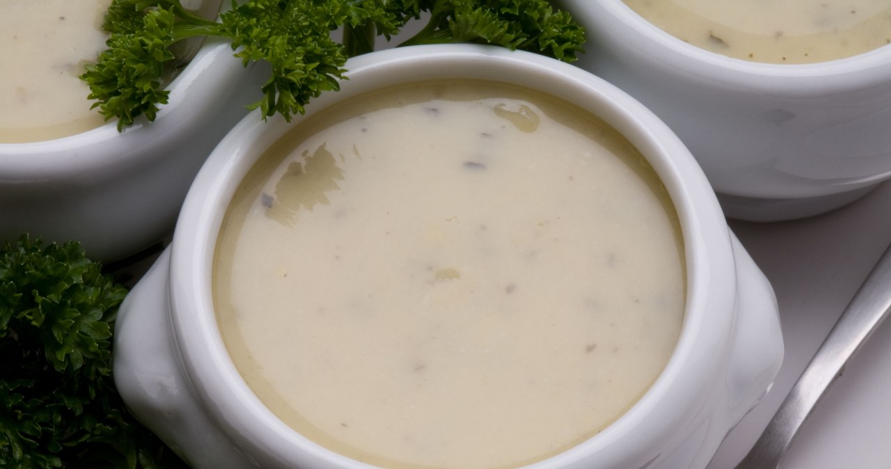 The oldest housewives in the Bieszczady Mountains remember the recipe for this soup. The main ingredients are white cheese and aromatic greens