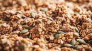 I make homemade granola in an hour. Crunchy, healthy and without added sugar