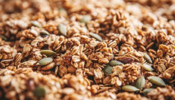 I make homemade granola in an hour. Crunchy, healthy and without added sugar