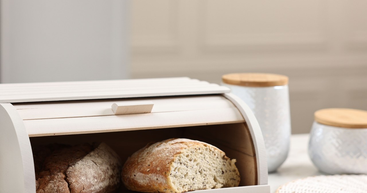 Mix with water and wipe the wooden haversack. It will look as if unused