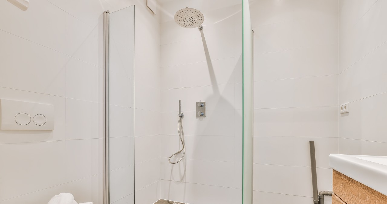 Poles give up shower trays and cabins. They focus on this universal bathroom trend