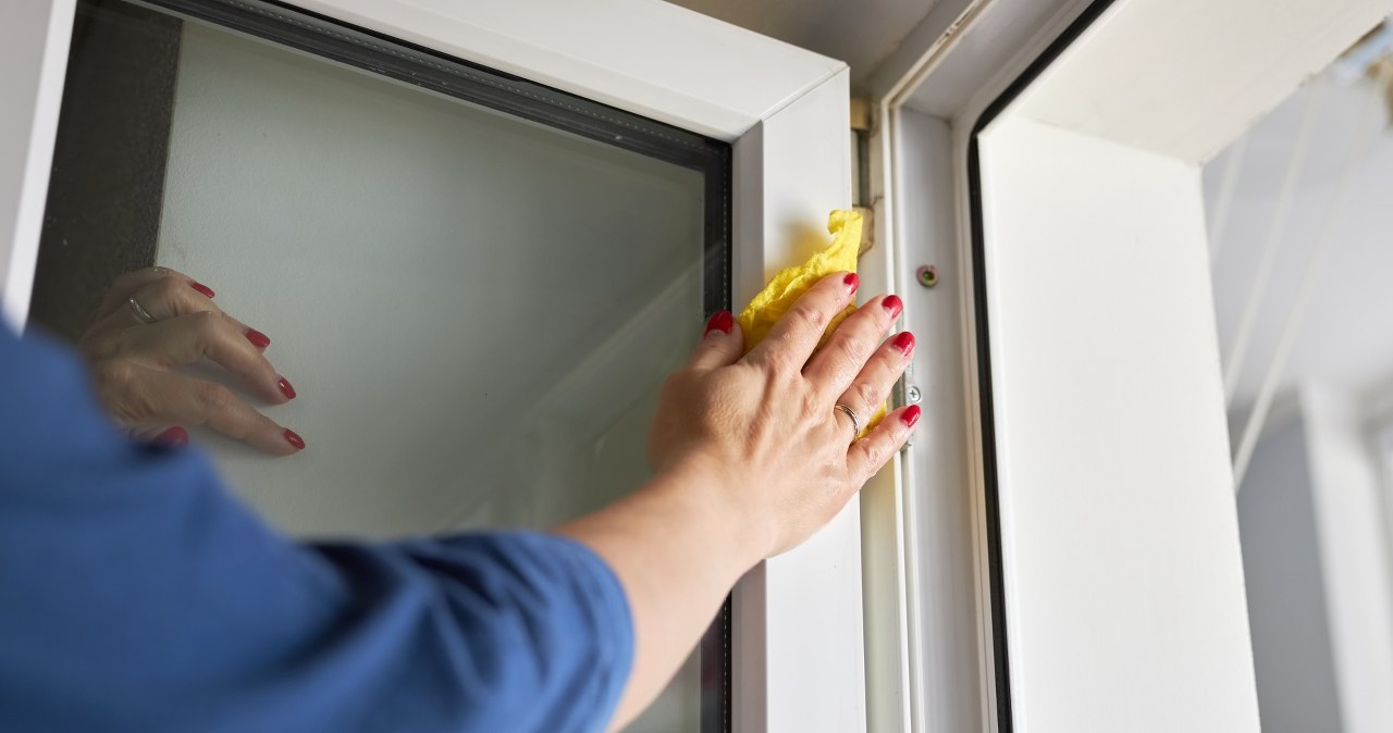 Just 2 ingredients are enough to clean window frames. Yellow stains are a thing of the past