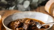 The best chefs have a recipe for soft goulash. One spoon is enough and the meat melts in your mouth