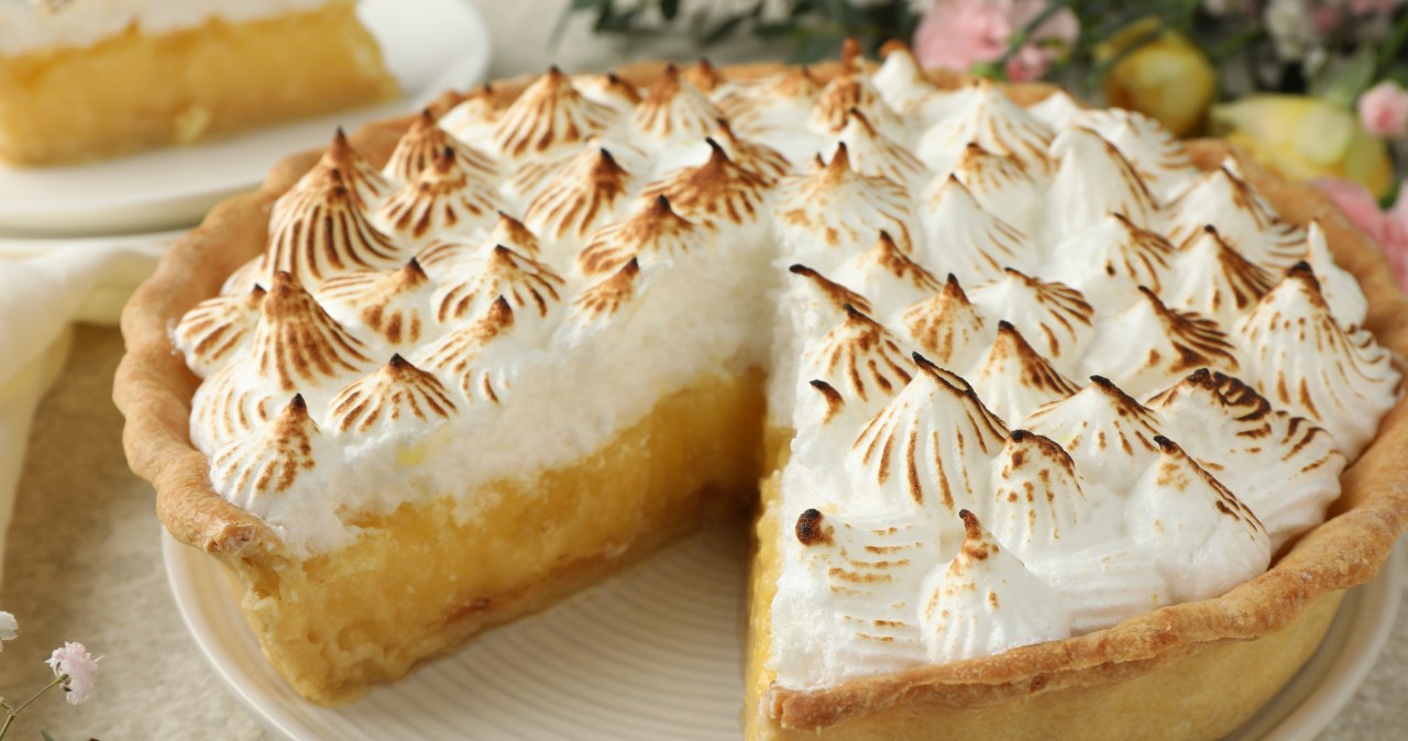 Juicy apples and crunchy meringue. It's hard to stop at one piece